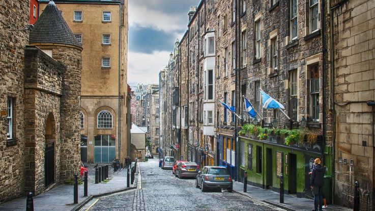 Edinburgh Travel Guide: See the City Without the Heavy Bags Edinburgh Travel